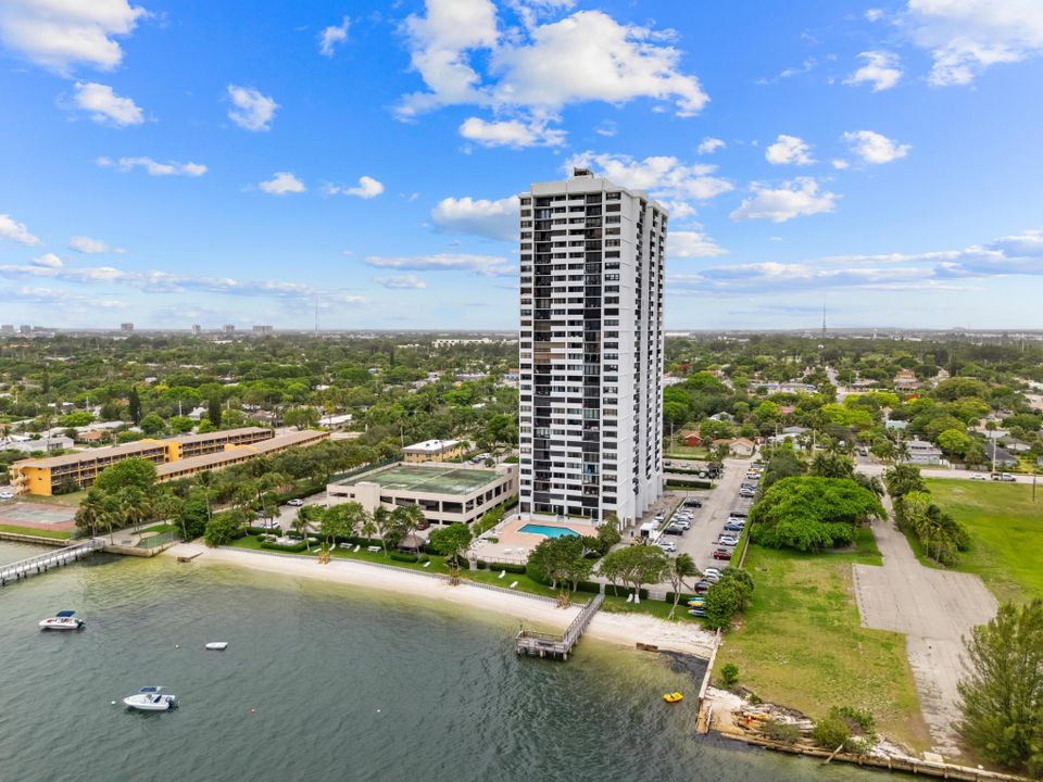 For Rent: $3,200 (2 beds, 2 baths, 1170 Square Feet)