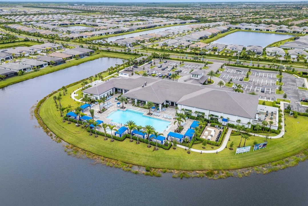 Active With Contract: $460,000 (2 beds, 2 baths, 1697 Square Feet)