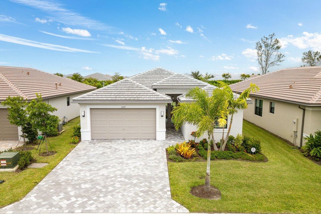 Active With Contract: $460,000 (2 beds, 2 baths, 1697 Square Feet)