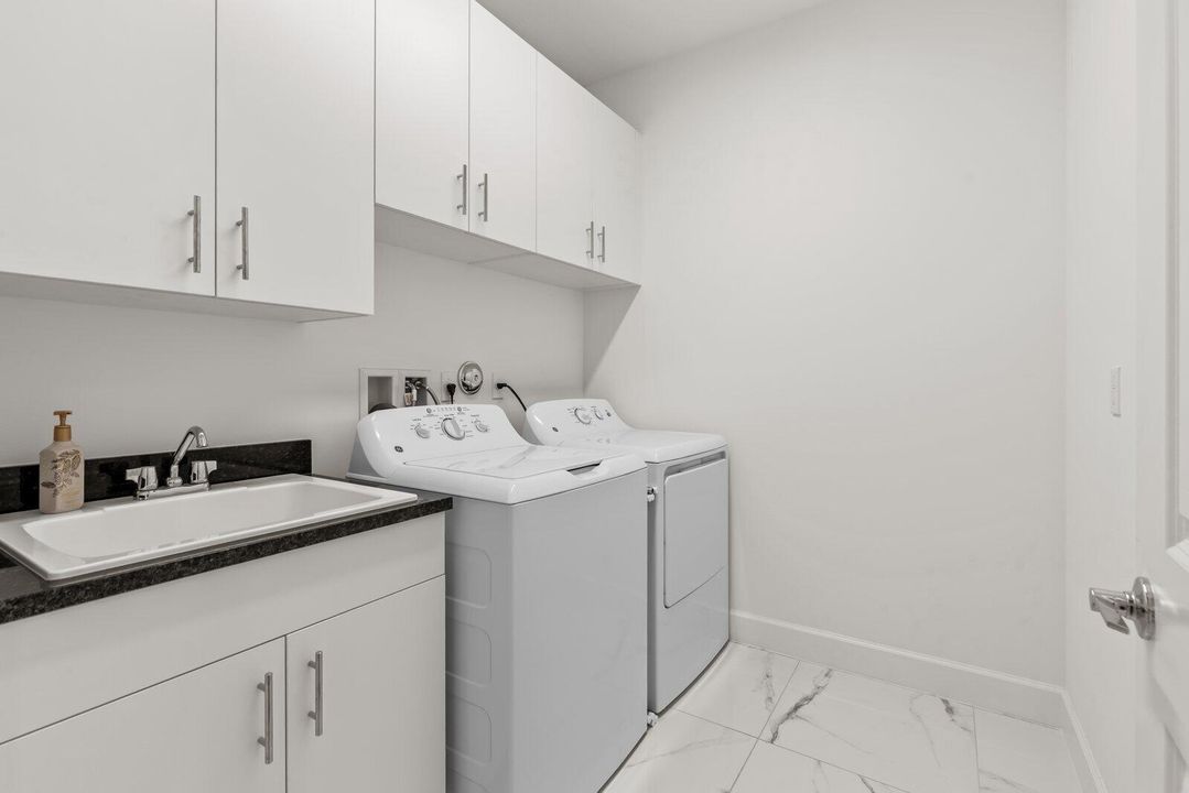 Active With Contract: $460,000 (2 beds, 2 baths, 1697 Square Feet)