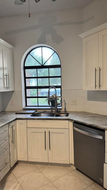 На продажу: $259,900 (3 спален, 2 ванн, 1801 Квадратных фут)