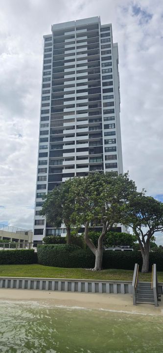 For Sale: $329,000 (2 beds, 2 baths, 1170 Square Feet)