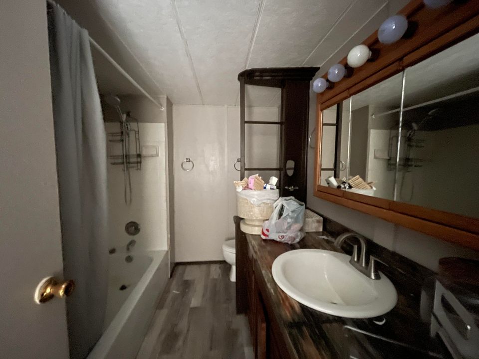 For Sale: $165,000 (1 beds, 21 baths, 600 Square Feet)