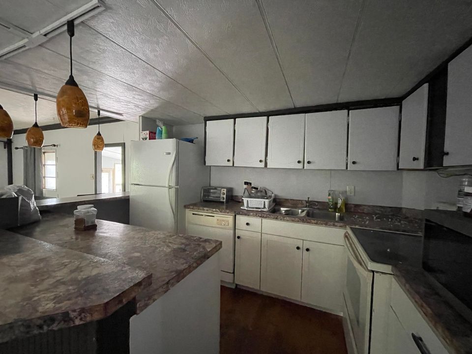 For Sale: $165,000 (1 beds, 21 baths, 600 Square Feet)