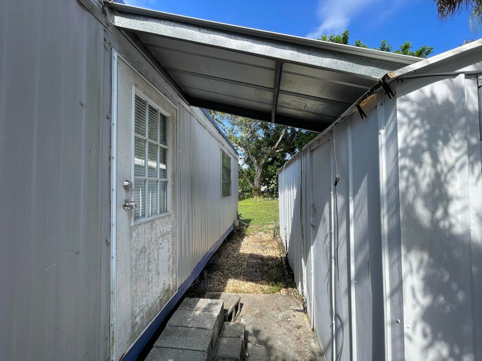 For Sale: $165,000 (1 beds, 21 baths, 600 Square Feet)