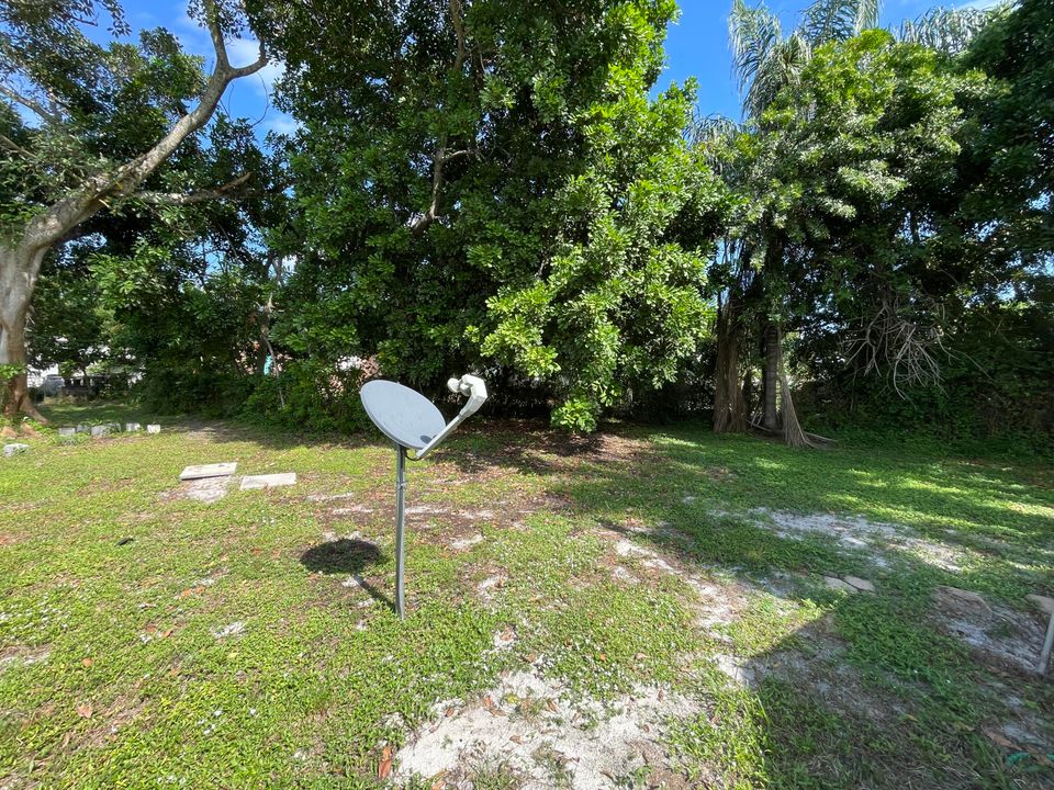 For Sale: $165,000 (1 beds, 21 baths, 600 Square Feet)