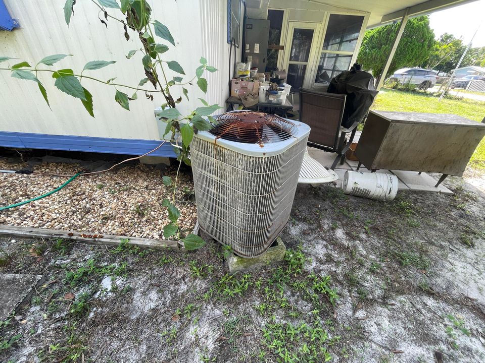 For Sale: $165,000 (1 beds, 21 baths, 600 Square Feet)