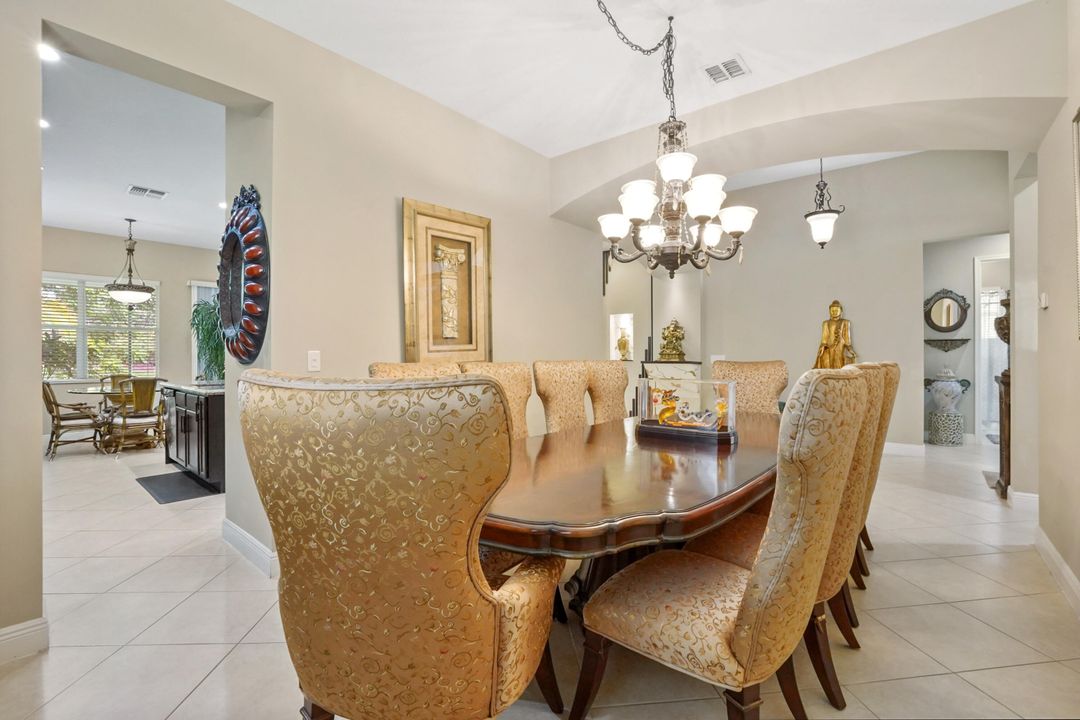 合同活跃: $599,900 (3 贝兹, 2 浴室, 1891 平方英尺)