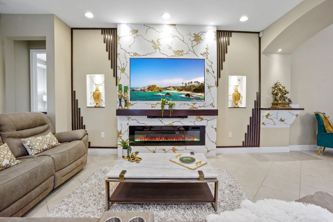 合同活跃: $599,900 (3 贝兹, 2 浴室, 1891 平方英尺)