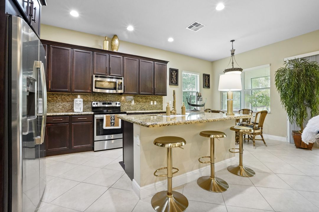 合同活跃: $599,900 (3 贝兹, 2 浴室, 1891 平方英尺)