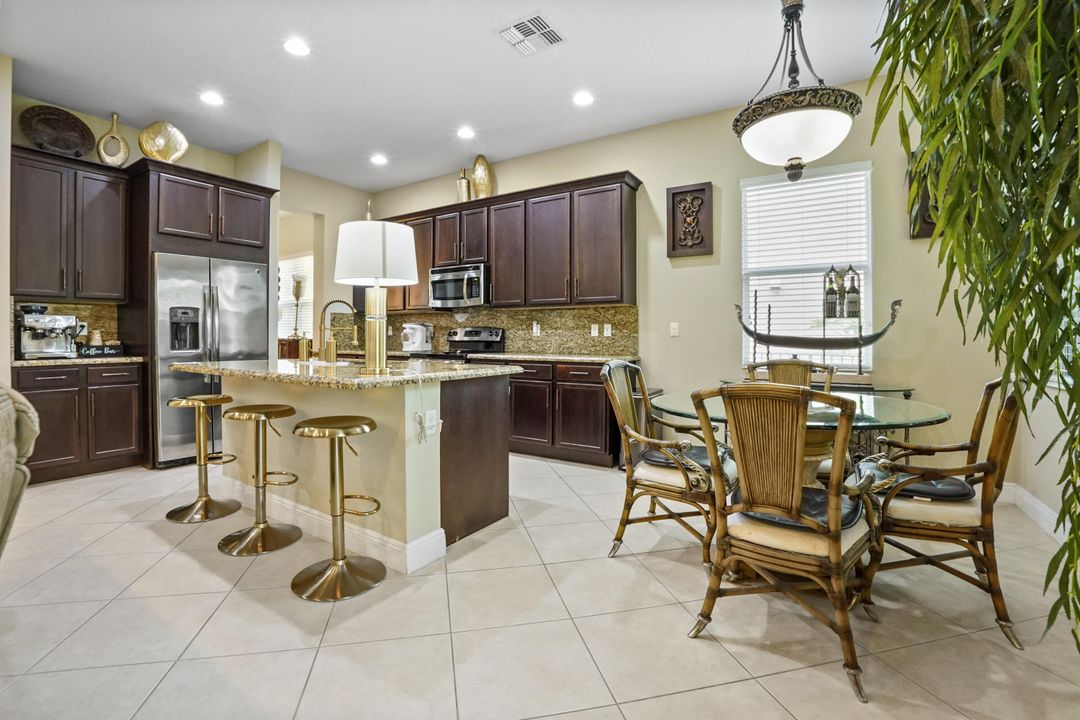 合同活跃: $599,900 (3 贝兹, 2 浴室, 1891 平方英尺)