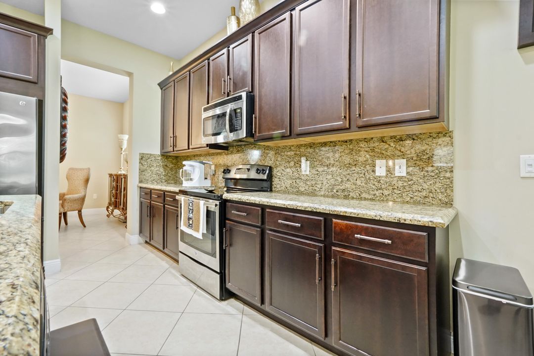 合同活跃: $599,900 (3 贝兹, 2 浴室, 1891 平方英尺)