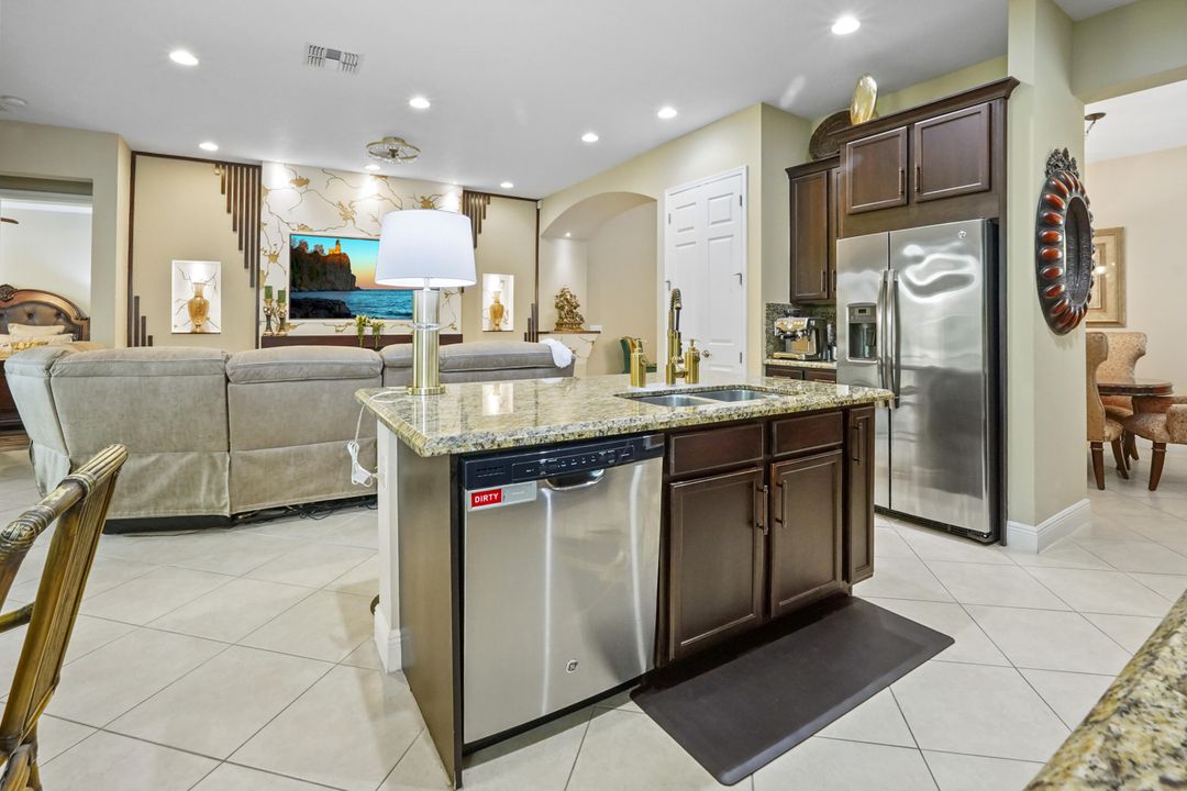 合同活跃: $599,900 (3 贝兹, 2 浴室, 1891 平方英尺)