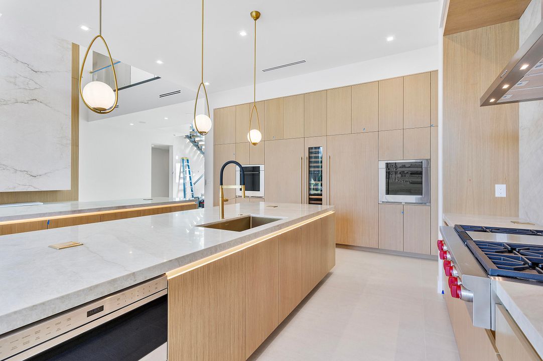 Под контрактом: $13,160,000 (5 спален, 6 ванн, 8368 Квадратных фут)