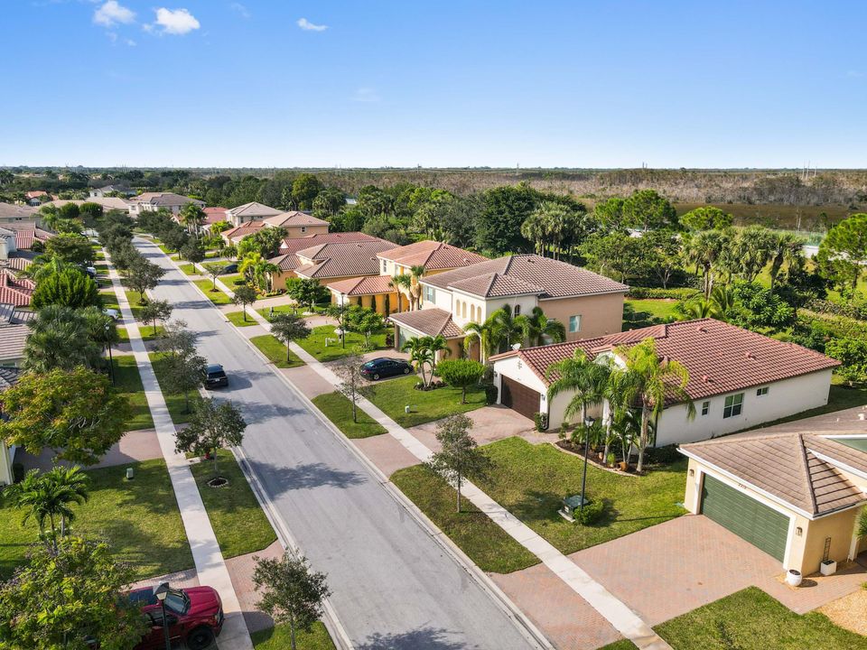 合同活跃: $599,900 (3 贝兹, 2 浴室, 1891 平方英尺)