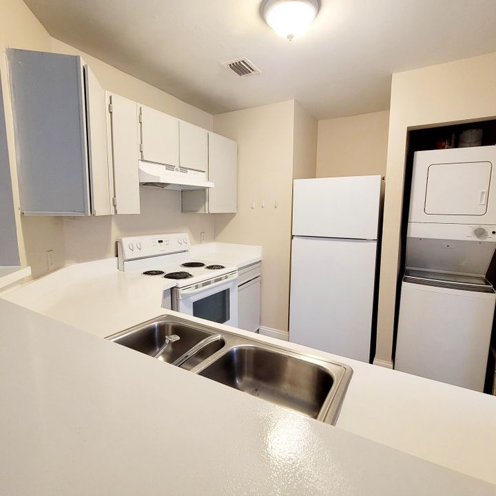 For Rent: $1,690 (1 beds, 1 baths, 802 Square Feet)