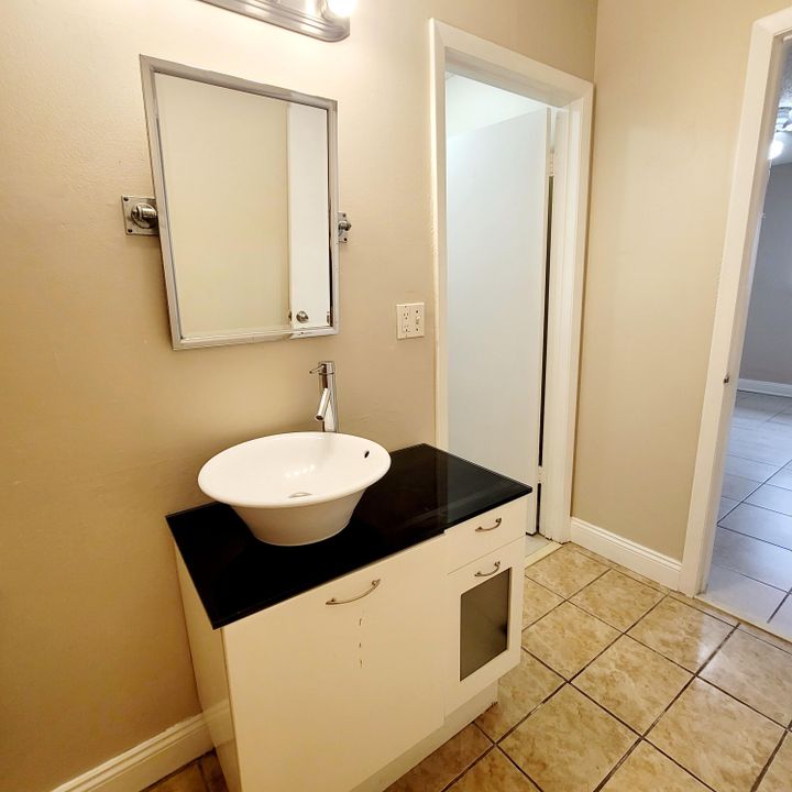 For Rent: $1,690 (1 beds, 1 baths, 802 Square Feet)