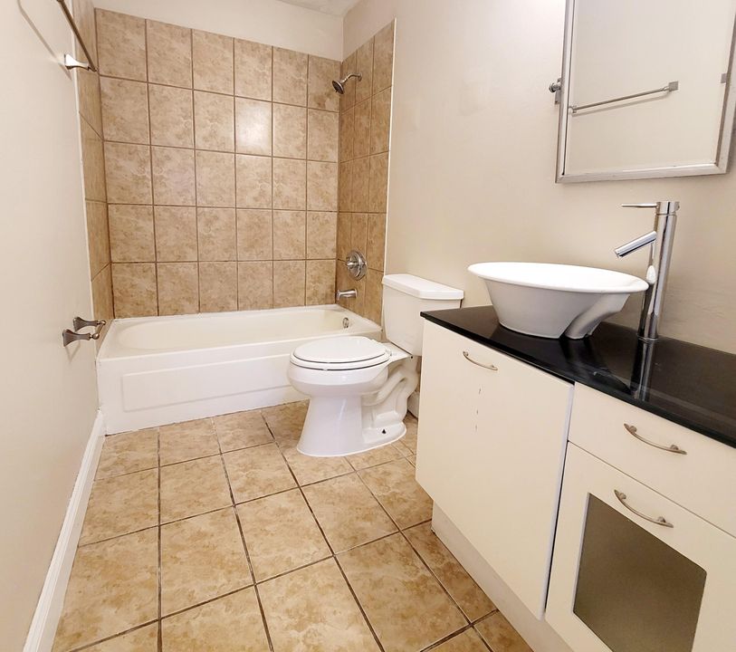 For Rent: $1,690 (1 beds, 1 baths, 802 Square Feet)