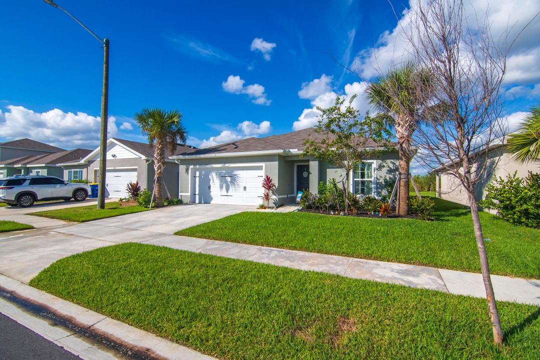 合同活跃: $372,750 (4 贝兹, 2 浴室, 1715 平方英尺)