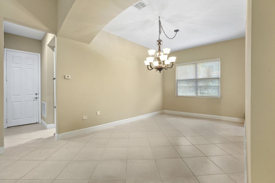 合同活跃: $599,900 (3 贝兹, 2 浴室, 1891 平方英尺)