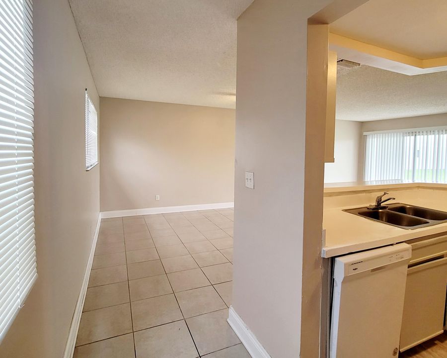 For Rent: $1,690 (1 beds, 1 baths, 802 Square Feet)