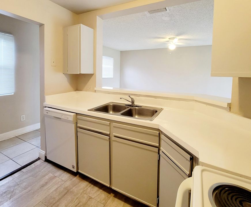 For Rent: $1,690 (1 beds, 1 baths, 802 Square Feet)