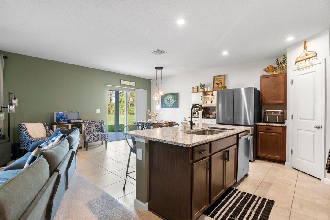 合同活跃: $372,750 (4 贝兹, 2 浴室, 1715 平方英尺)