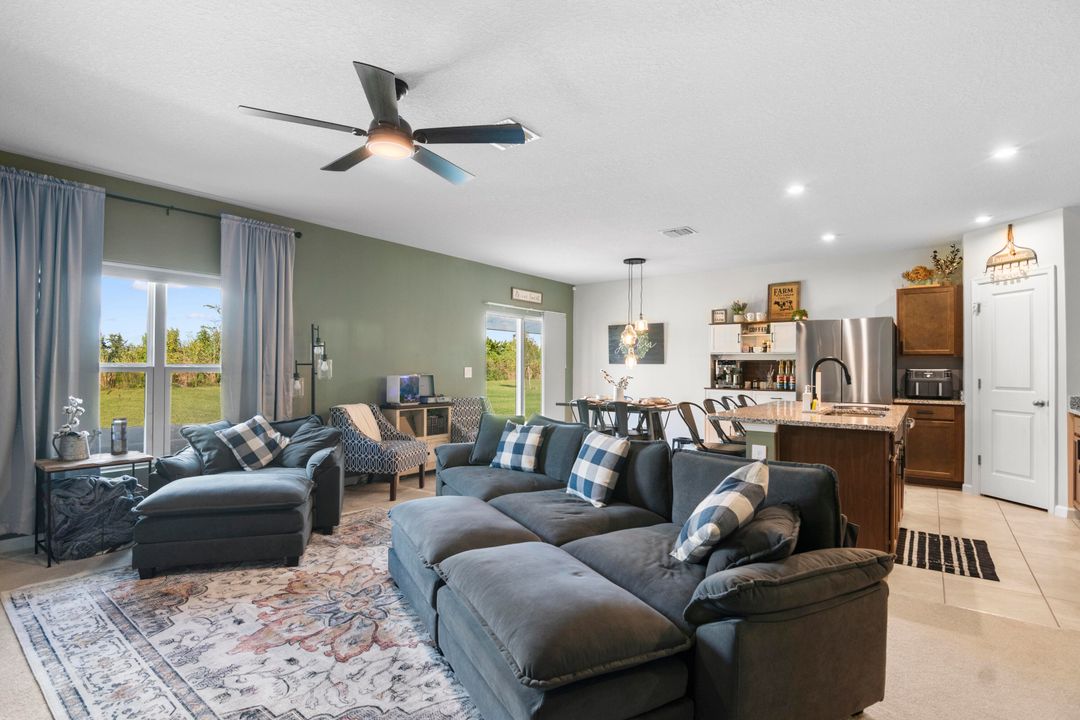 合同活跃: $372,750 (4 贝兹, 2 浴室, 1715 平方英尺)