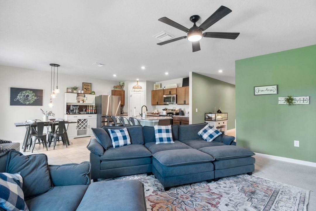 合同活跃: $372,750 (4 贝兹, 2 浴室, 1715 平方英尺)