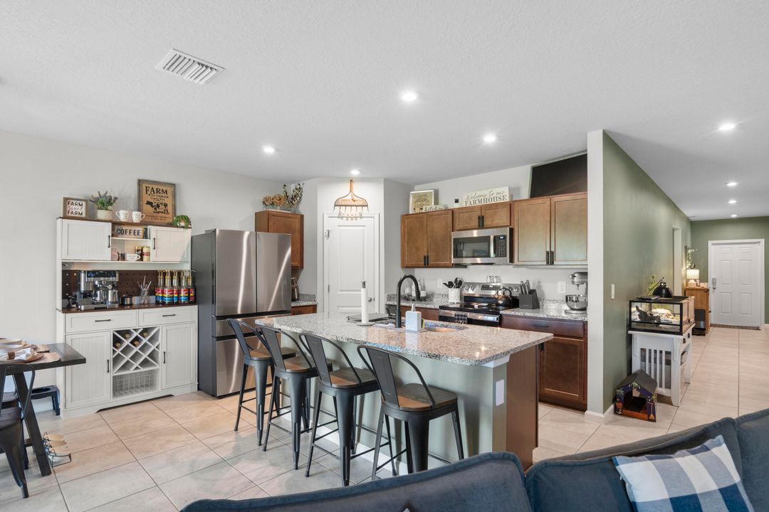 合同活跃: $372,750 (4 贝兹, 2 浴室, 1715 平方英尺)