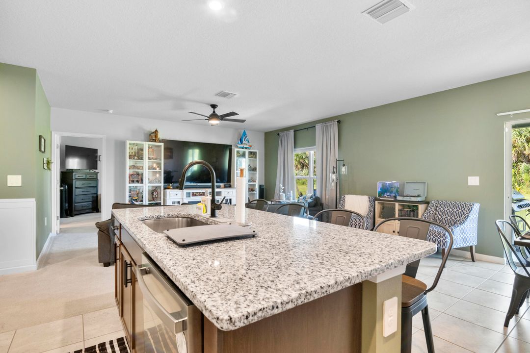 合同活跃: $372,750 (4 贝兹, 2 浴室, 1715 平方英尺)