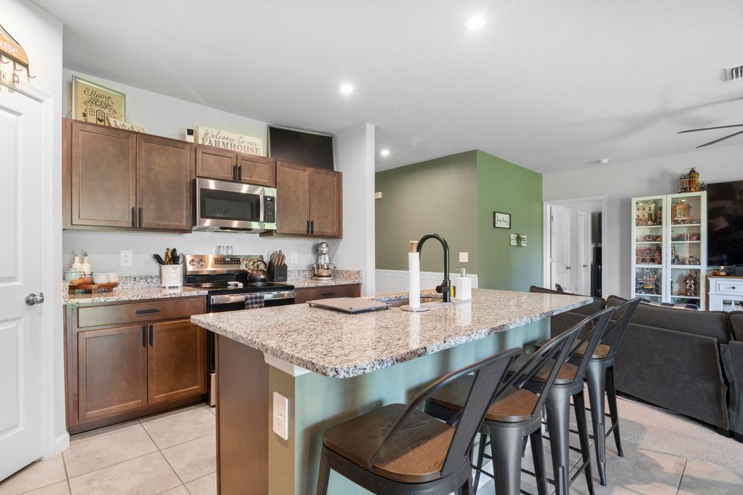 合同活跃: $372,750 (4 贝兹, 2 浴室, 1715 平方英尺)