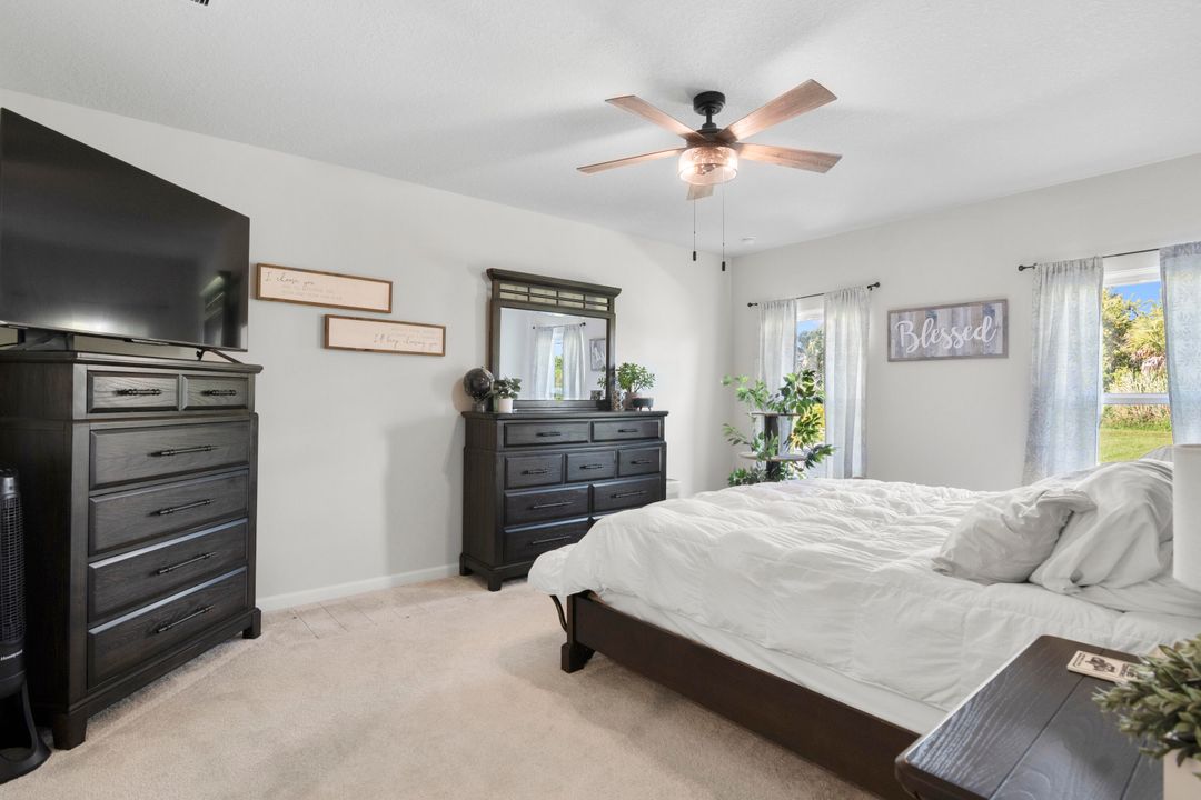 合同活跃: $372,750 (4 贝兹, 2 浴室, 1715 平方英尺)