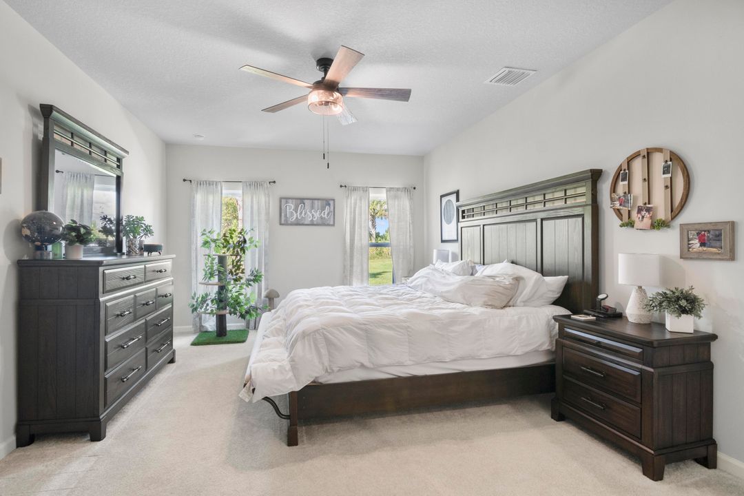 合同活跃: $372,750 (4 贝兹, 2 浴室, 1715 平方英尺)