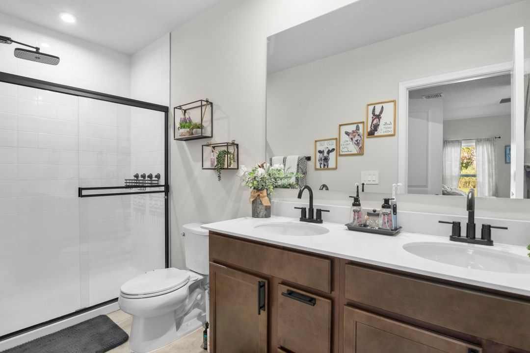 合同活跃: $372,750 (4 贝兹, 2 浴室, 1715 平方英尺)