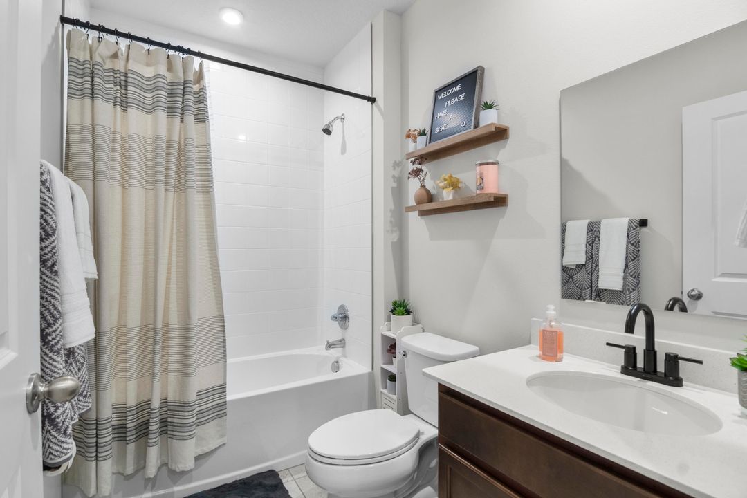 合同活跃: $372,750 (4 贝兹, 2 浴室, 1715 平方英尺)