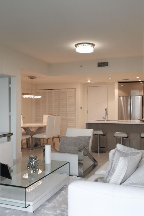 For Sale: $510,000 (2 beds, 2 baths, 990 Square Feet)