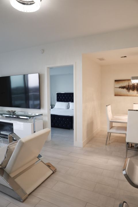 For Sale: $510,000 (2 beds, 2 baths, 990 Square Feet)