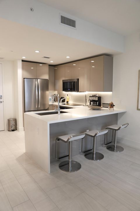 For Sale: $510,000 (2 beds, 2 baths, 990 Square Feet)