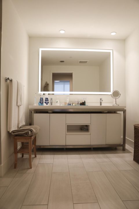 For Sale: $510,000 (2 beds, 2 baths, 990 Square Feet)