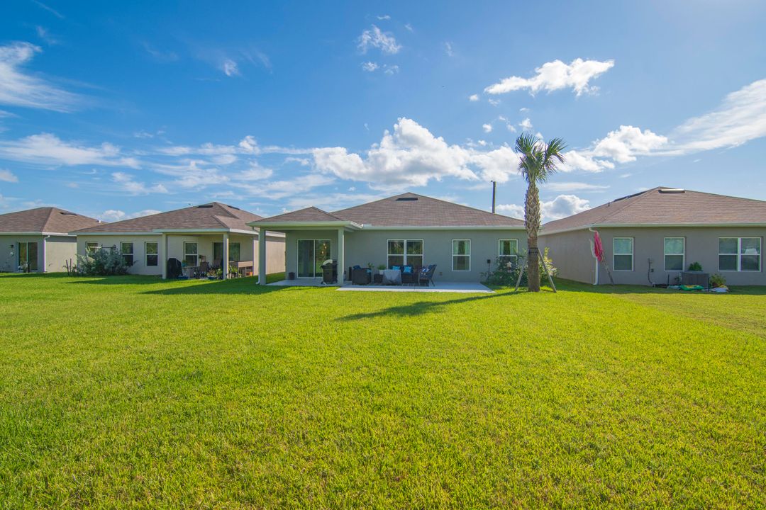 合同活跃: $372,750 (4 贝兹, 2 浴室, 1715 平方英尺)