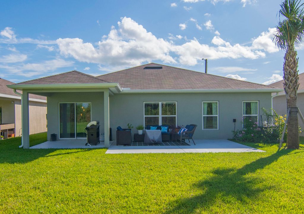 合同活跃: $372,750 (4 贝兹, 2 浴室, 1715 平方英尺)