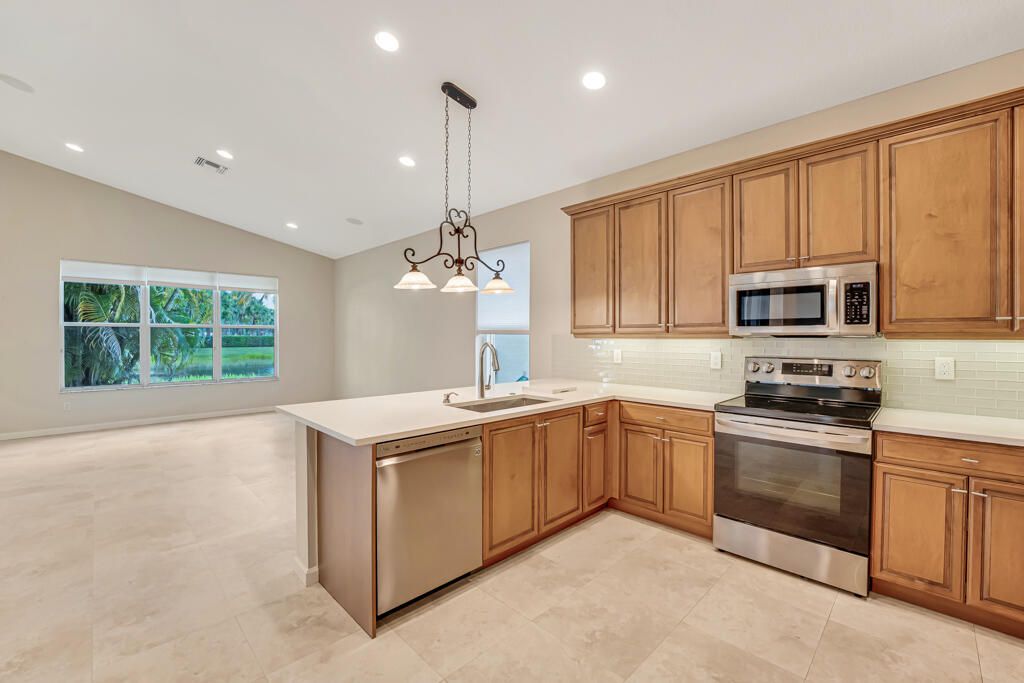 Active With Contract: $599,000 (3 beds, 2 baths, 2471 Square Feet)