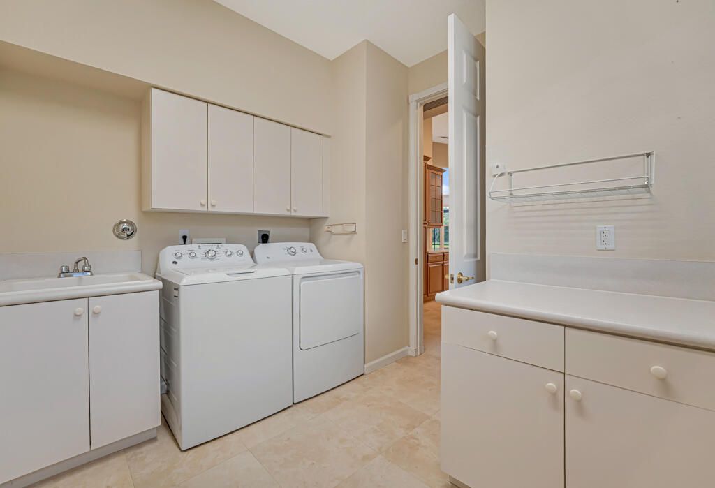 Active With Contract: $599,000 (3 beds, 2 baths, 2471 Square Feet)