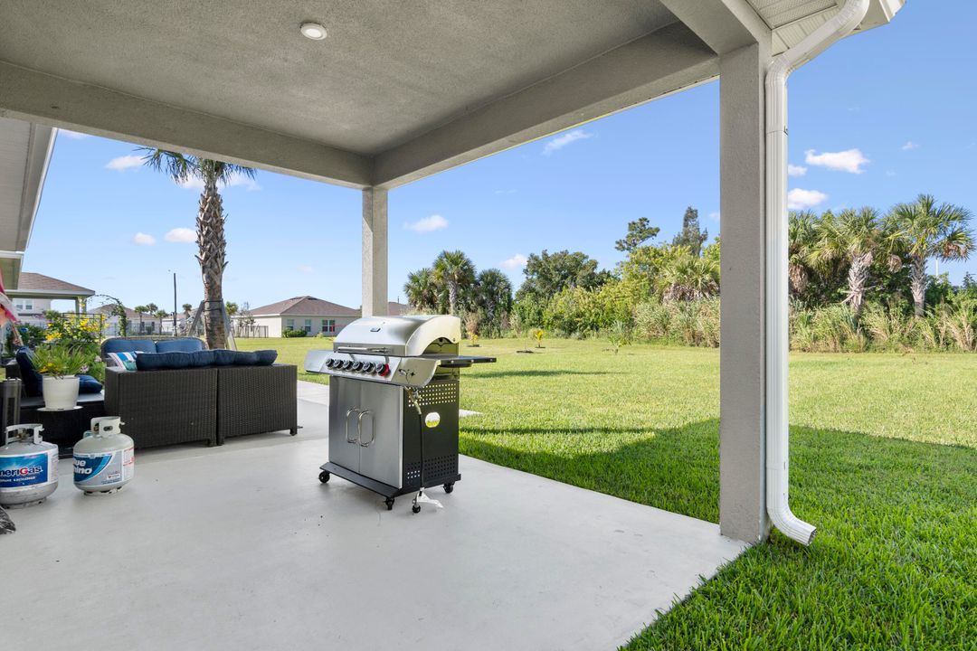 合同活跃: $372,750 (4 贝兹, 2 浴室, 1715 平方英尺)