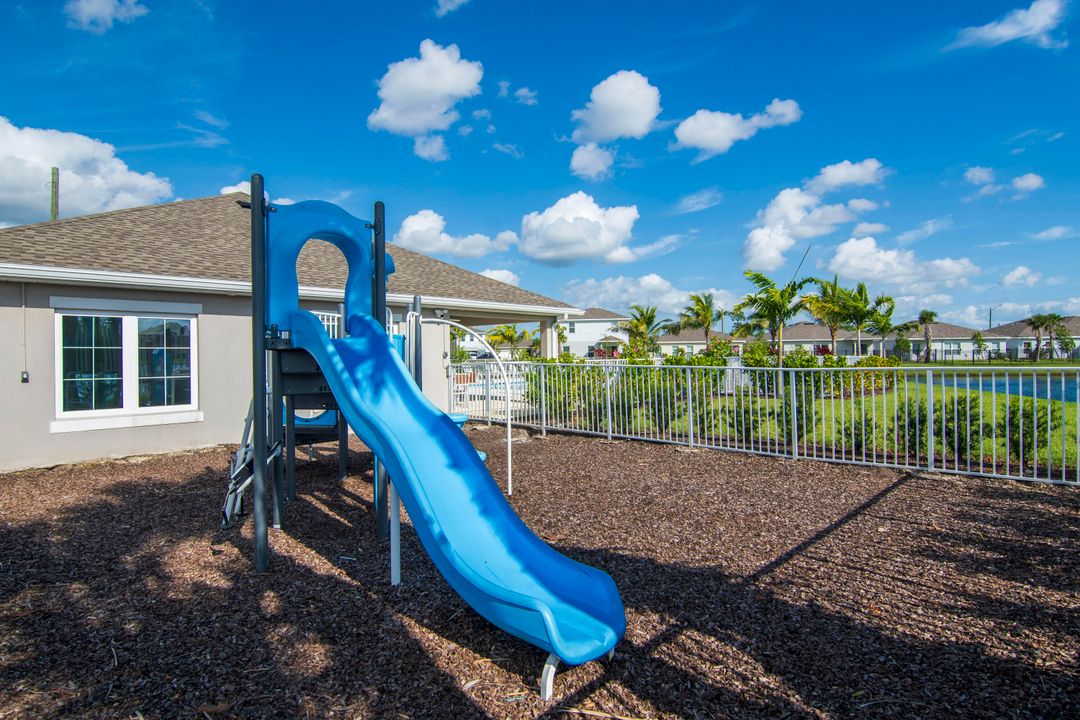 合同活跃: $372,750 (4 贝兹, 2 浴室, 1715 平方英尺)