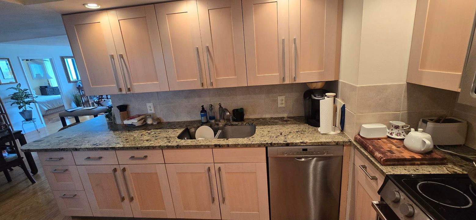 For Sale: $329,000 (2 beds, 2 baths, 1170 Square Feet)