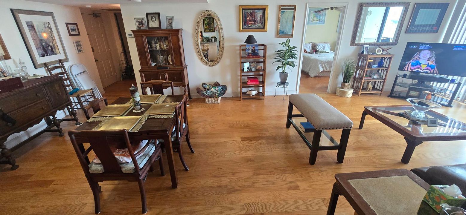 For Sale: $329,000 (2 beds, 2 baths, 1170 Square Feet)