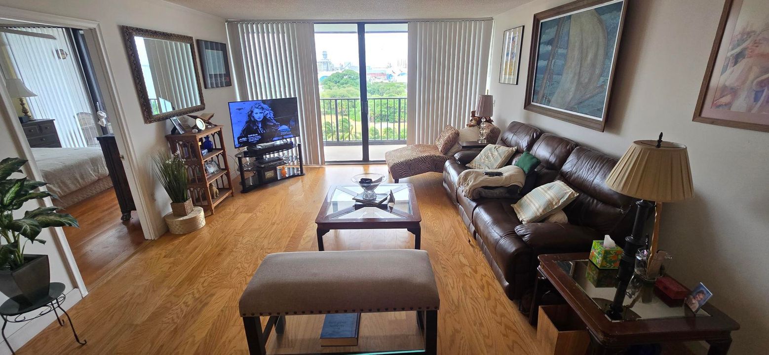 For Sale: $329,000 (2 beds, 2 baths, 1170 Square Feet)