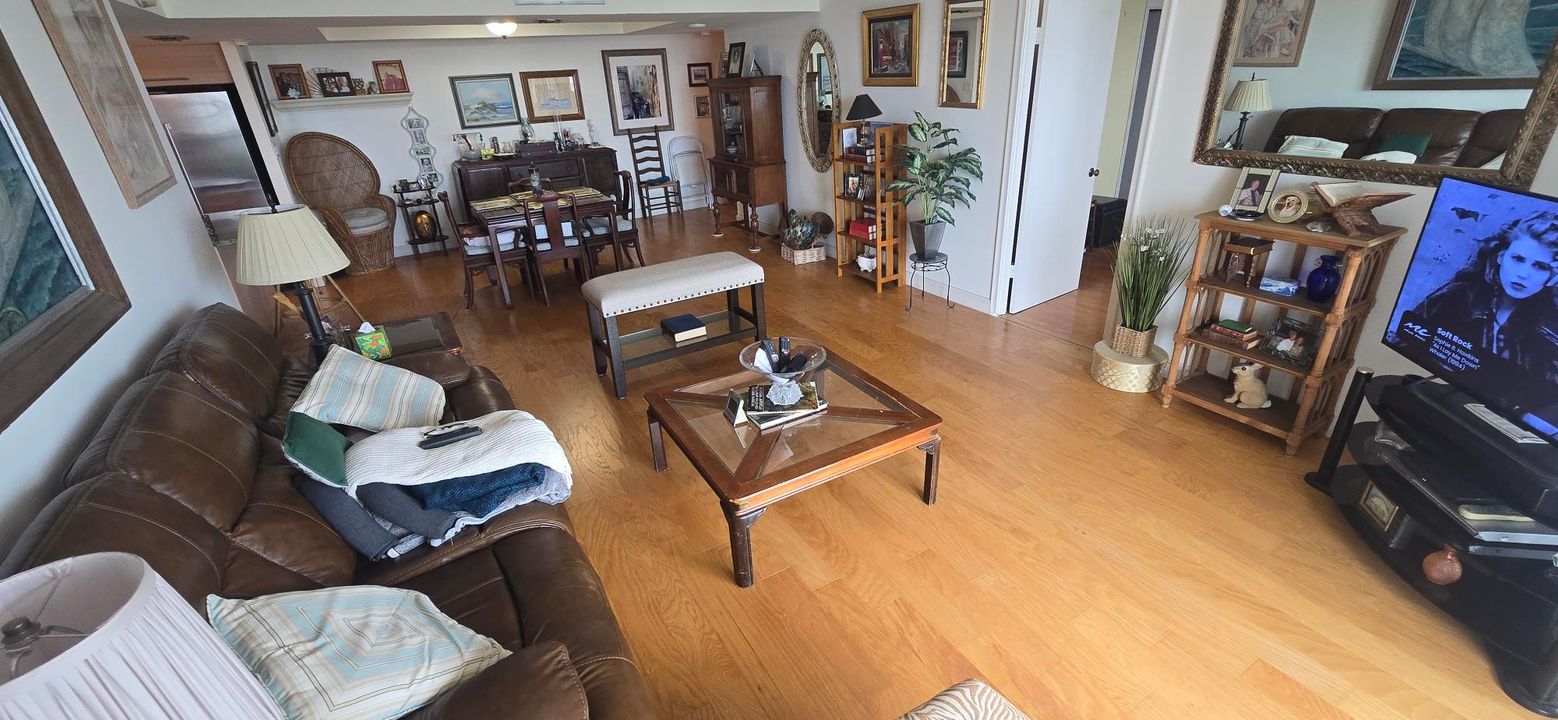 For Sale: $329,000 (2 beds, 2 baths, 1170 Square Feet)